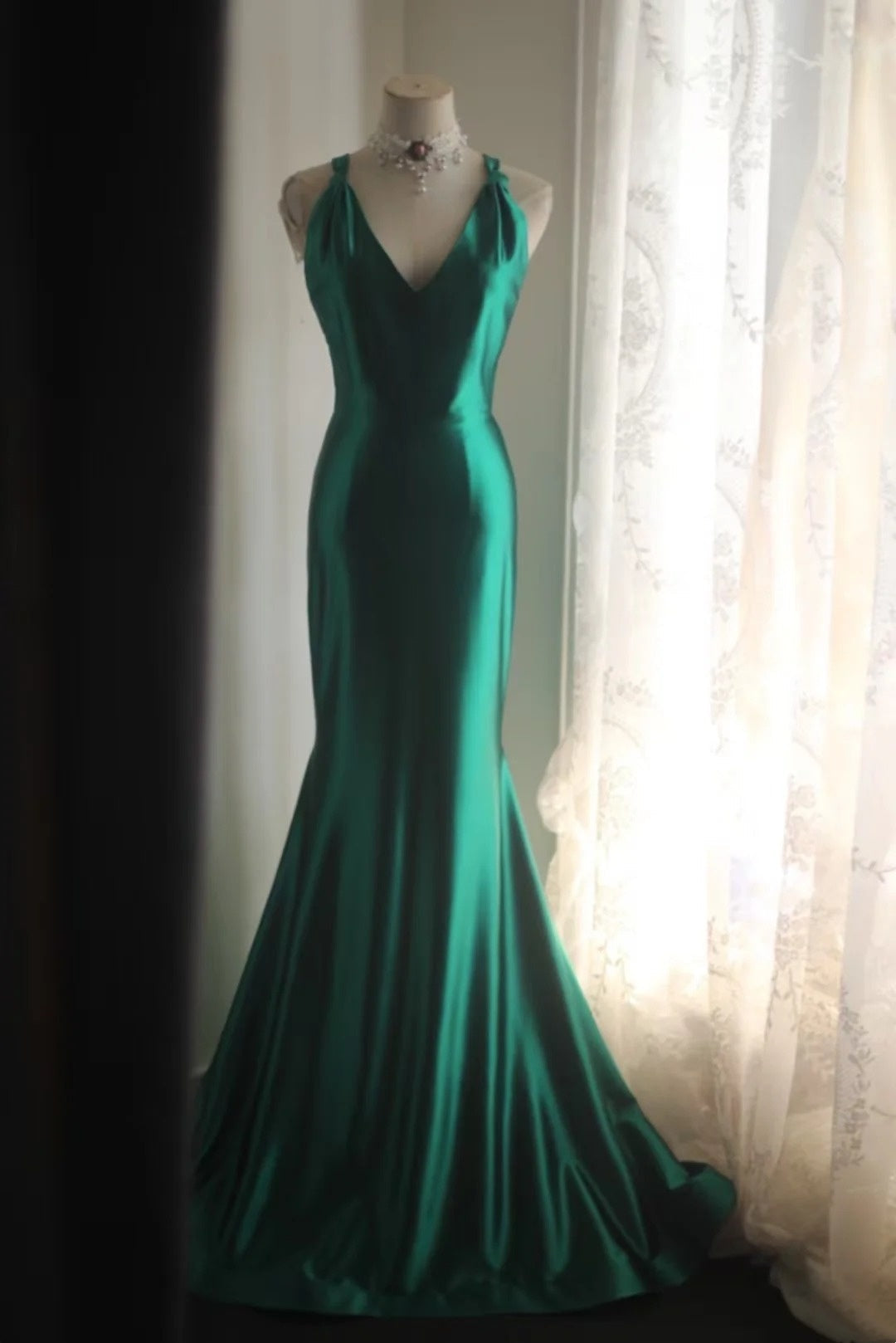 uschichubs-Sleeveless Deep V - Neck Backless Dark Green Satin Mermaid Dress, Retro Elegant Slim - fitting Floor - length Evening Gown  gh5827