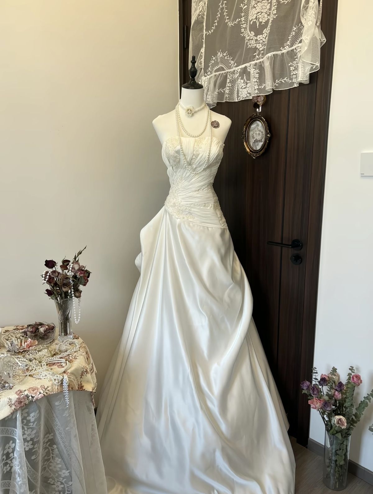 Glamorous A-Line Strapless Wedding Dress Romantic Applique Satin Bridal Gown TP5091