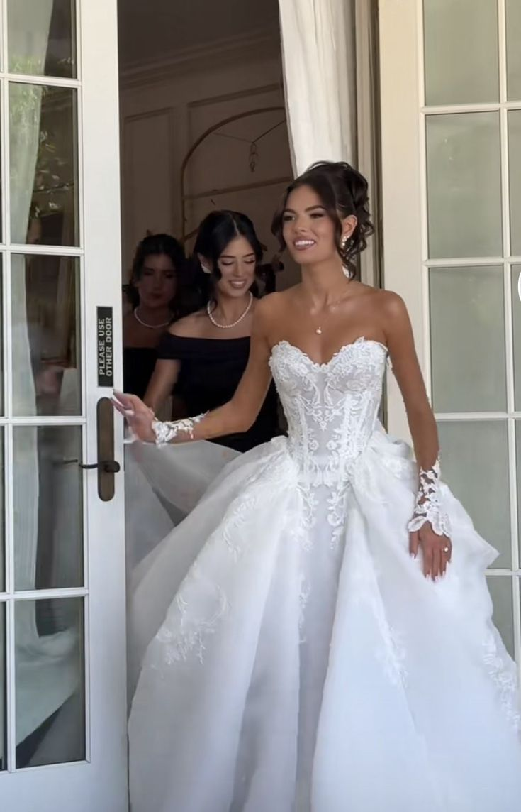 Romantic White Applique Wedding Gown Lace Bridal Dress  cg26139