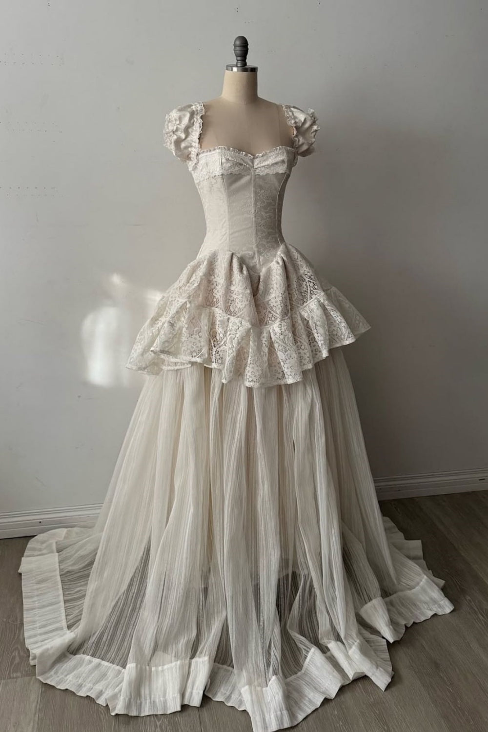 uschichubs-White vintage elegant ball gown/wedding dress  gh6182